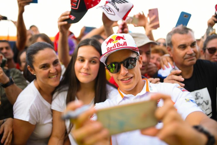 Márquez con un grupo de fans en MotorLand. Fuente: Agency Sport Media.