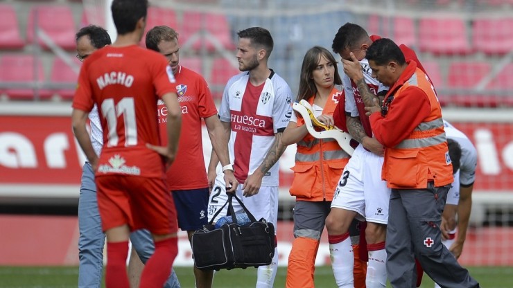 Raba se retira lesionado en Los Pajaritos. Fuente: SD Huesca.