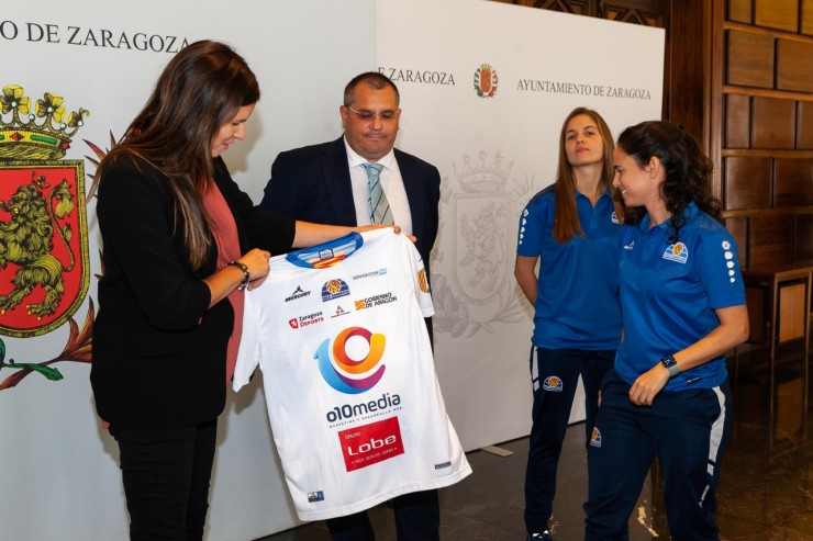 La consejera y Chus Muñoz durante la recepción con las jugadoras. Fuente: Ayuntamiento de Zaragoza.