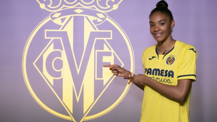 Salma Paralluelo posa con la camiseta del Villarreal.