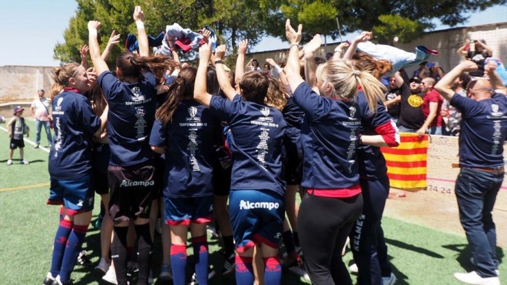 La SD Huesca femenino celebrando su ascenso a Primera. Fuente: SD Huesca.