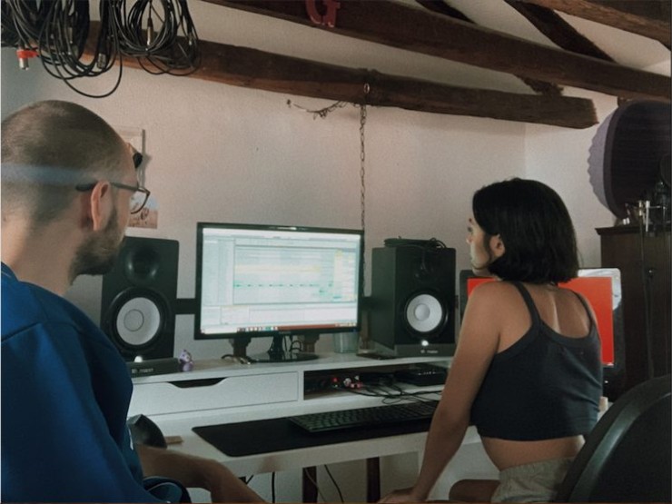 Adriana Terrén y lacostra en el estudio de grabación