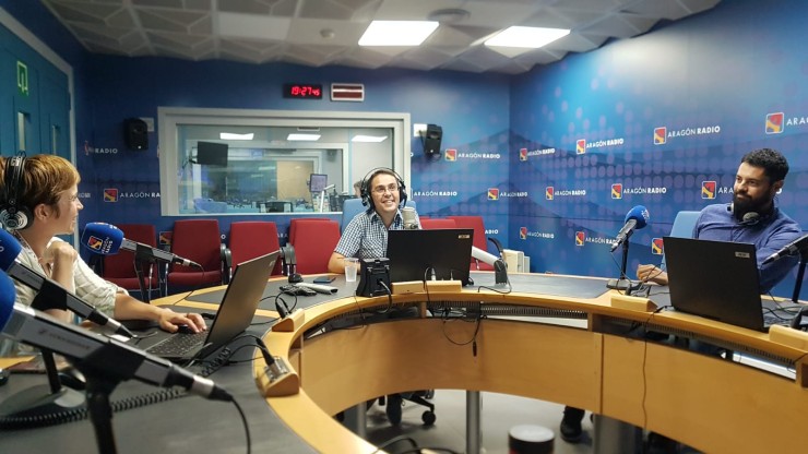 Entrevista a Miguel Galindo en los estudios de Aragón Radio.