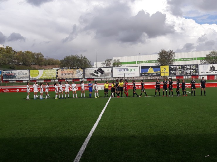 Ambos equipos minutos antes de comenzar el encuentro en Matapiñonera. Foto: Zaragoza CFF.