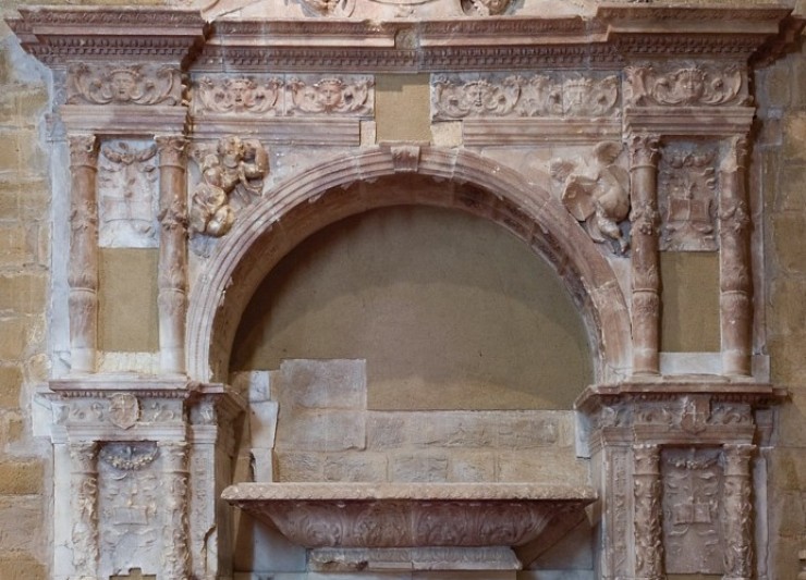 El sepulcro de Juan de Lanuza, virrey de Aragón y comendador mayor de Alcañiz es una obra relevante dentro de la escultura funeraria del Renacimiento aragonés