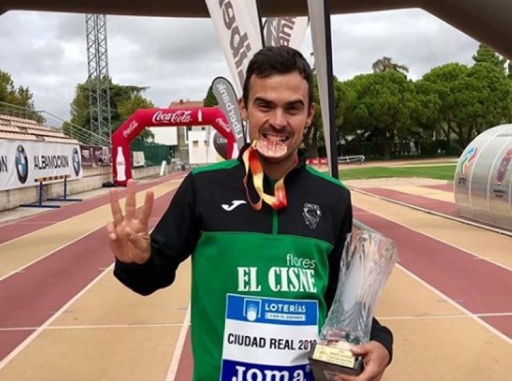 Alberto Puyuelo posa con la medalla de bronce obtenida en el Nacional de maratón el pasado fin de semana.