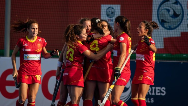 Varias jugadoras de la selección española femenina de hockey en un partido reciente.