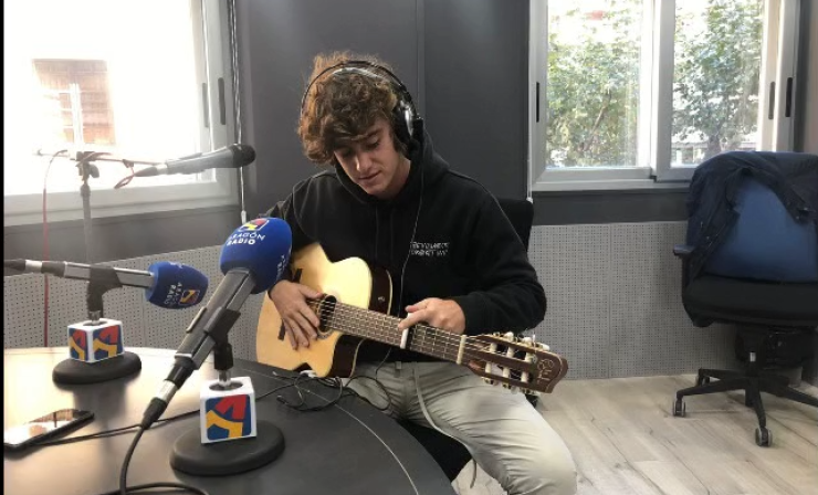 Guitarrica de la Fuente en los estudios de Aragón Radio en Huesca