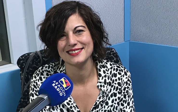 Elisa Berna en los estudios de Aragón Radio