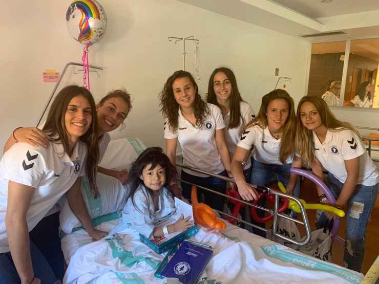 Las jugadoras visitan el hospital infantil de Zaragoza.
