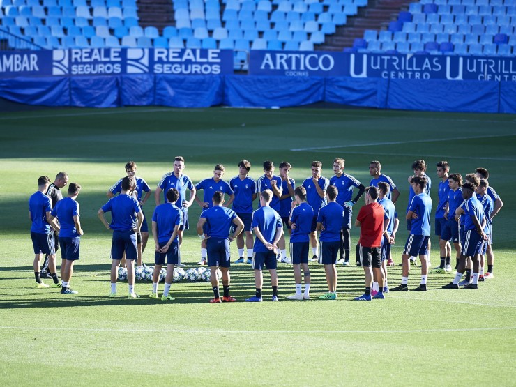 La plantilla del Real Zaragoza juvenil, en la sesión de trabajo que completó este martes en La Romareda.