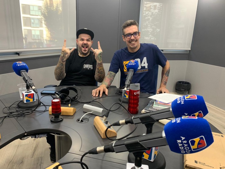 Tonino Valiente y Javier Marquina en los estudios de Aragón Radio en Huesca