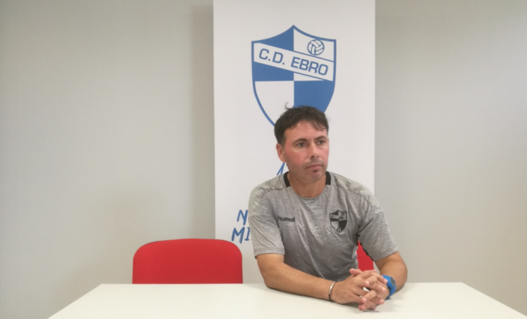 El técnico del CD Ebro defiende el trabajo de sus jugadores. Foto: CD Ebro.