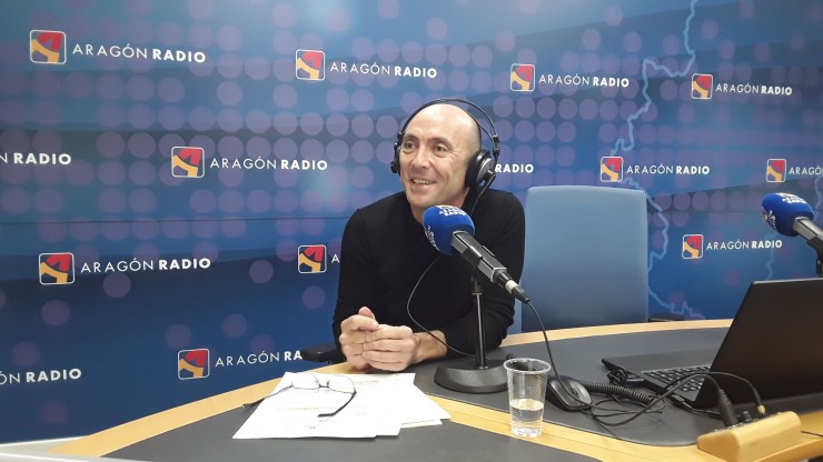El guionista y realizador aragonés Javier Jiménez en los estudios de Aragón Radio