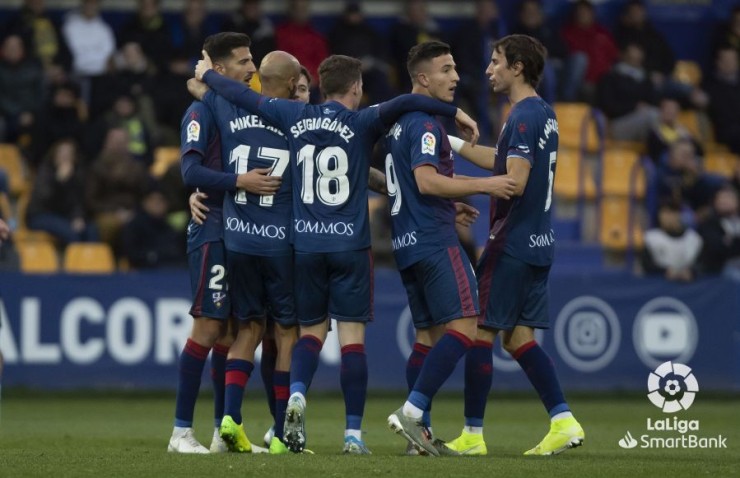 Los jugadores de la SD Huesca celebran el segundo tanto de Mikel Rico