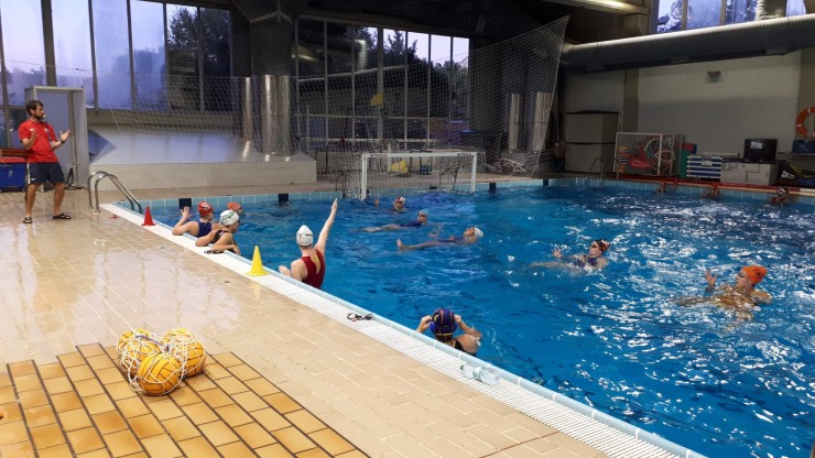 Las jugadoras de la Escuela Waterpolo Zaragoza en un entrenamiento en la piscina de Bomberos.