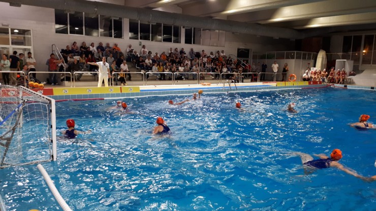 La Escuela Waterpolo Zaragoza, en un partido de esta temporada disputado en Bomberos.