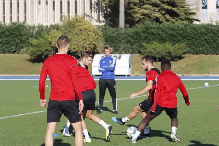 Guti observa a sus nuevos jugadores en su primer entrenamiento este martes con el Almería.