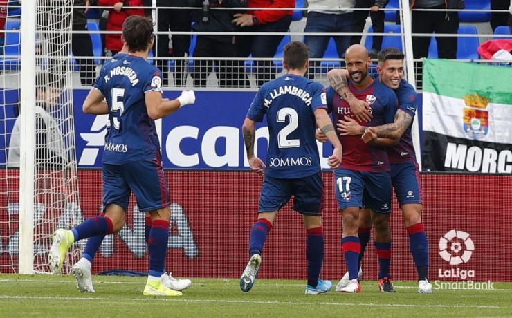 Varios jugadores del Huesca celebran un gol en el duelo ante el Oviedo.