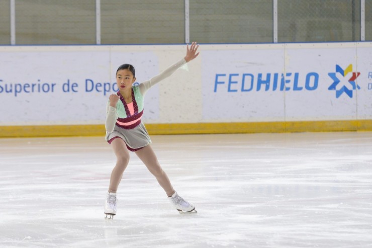 Una competidora desarrolla su ejercicio sobre el hielo de Jaca. Foto: CH Jaca