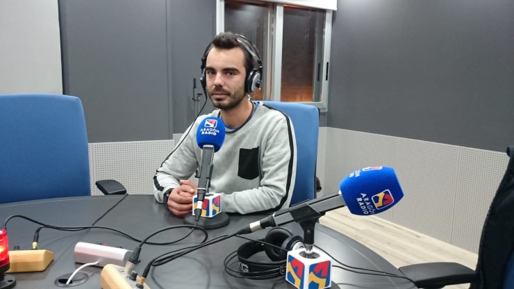 David Abardía en los estudios de Aragón Radio en Huesca