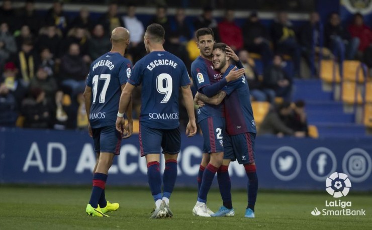 Los jugadores de la SD Huesca se abrazan tras uno de los goles en Alcorcón