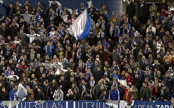 La afición del Real Zaragoza celebra un tanto de esta temporada
