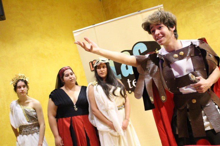 Alumnos del IES Pedro Luna (Clásicos Luna)  interpretando la adaptación de La Odisea de Teatro La Clac