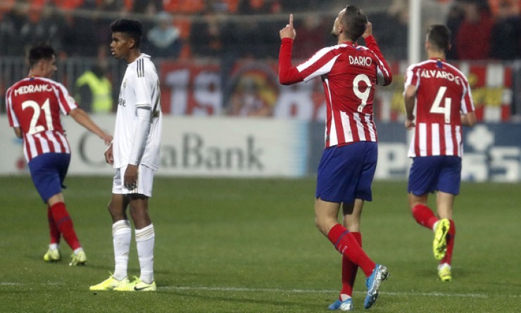 Dario Poveda celebra el gol que anotó este curso en el derbi ante el filial del Real Madrid.