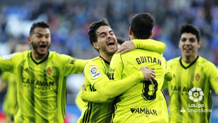 Javi Ros celebra con Guitián el primer gol del Real Zaragoza. Foto: LaLiga