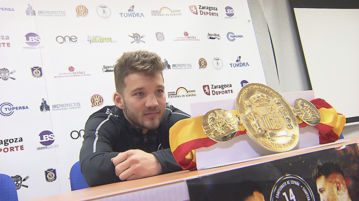 El boxeador posa con el cinturón del campeonato de España.
