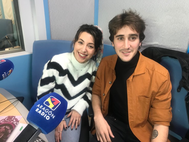 Bárbara Armstrong y David Conde, en los estudios de Aragón Radio