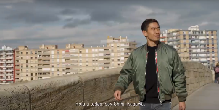 Kagawa paseando por el Puente de Piedra en el videoclip de Turismo de Aragón