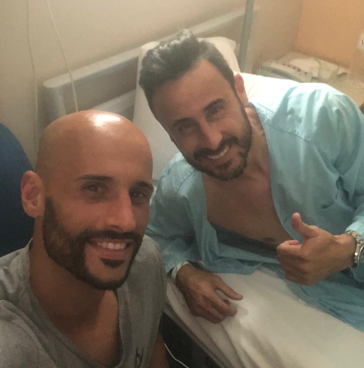Rico visita a Pedro López en el centro médico. Foto: SD Huesca.