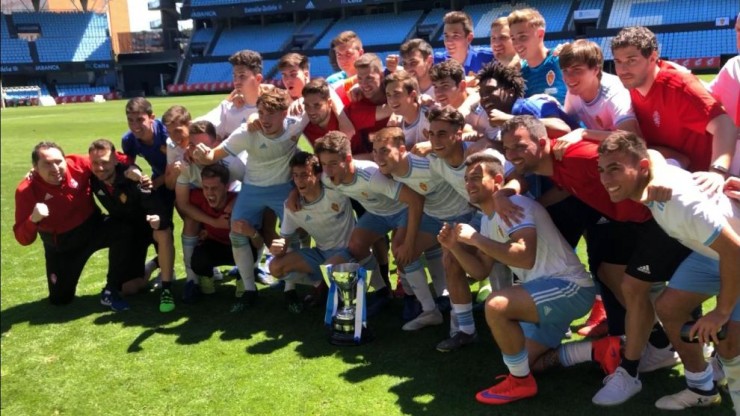 Los jugadores del Real Zaragoza celebran la victoria en la Copa de Campeones