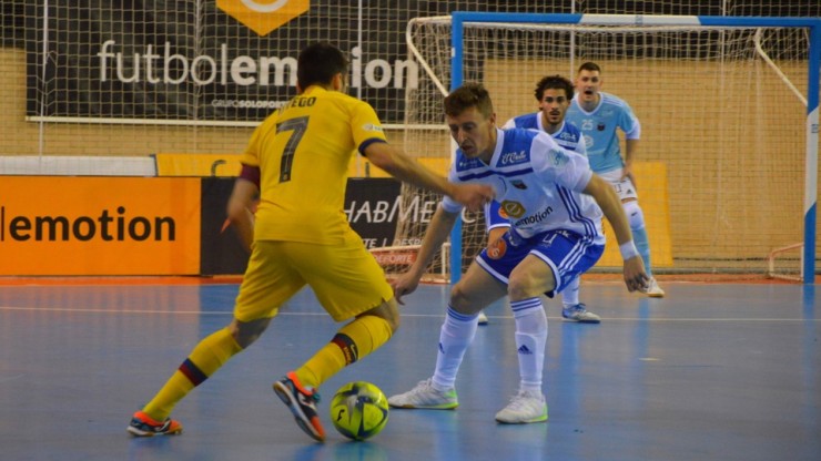 Dyego conduce el balón ante Víctor Tejel, jugador de Fútbol Emotion Zaragoza.
