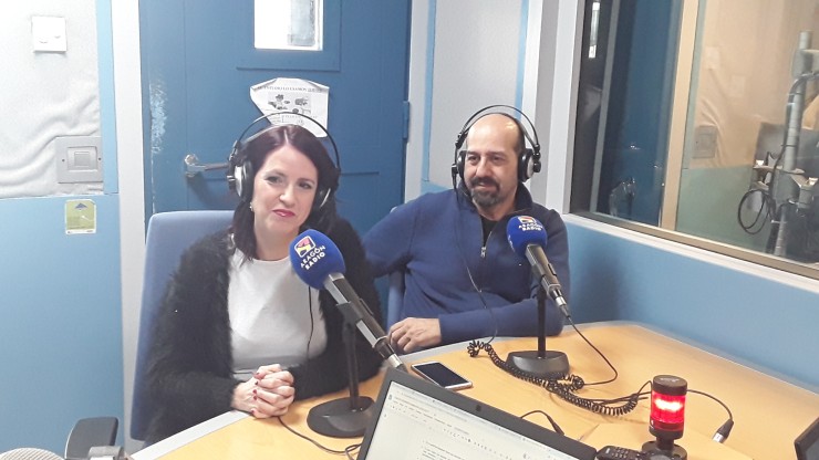 Marta López Buesa en los estudios de Aragón Radio