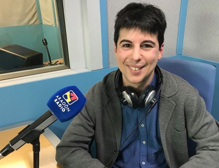 Julio Gracia en los estudios de Aragón Radio