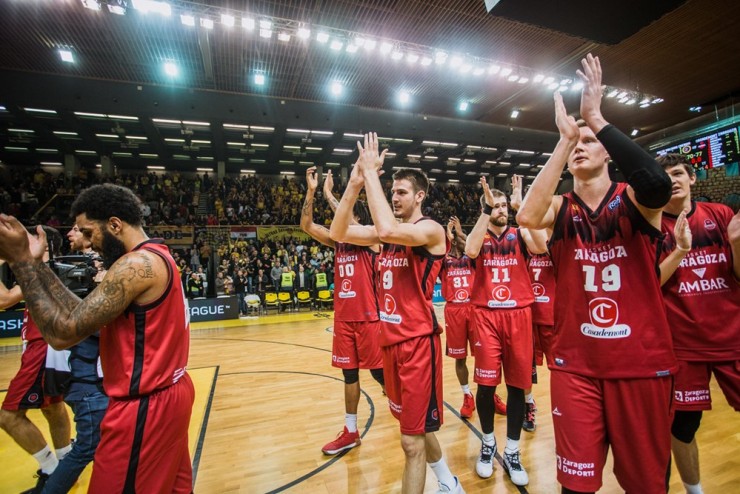 Los jugadores de Casademont Zaragoza celebran la victoria ante Falco Szombathely