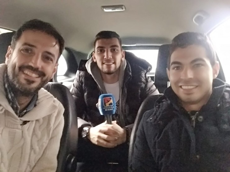 Rafa Mir junto a Víctor Lorente y Cristian Serrano, periodistas de Aragón Radio.