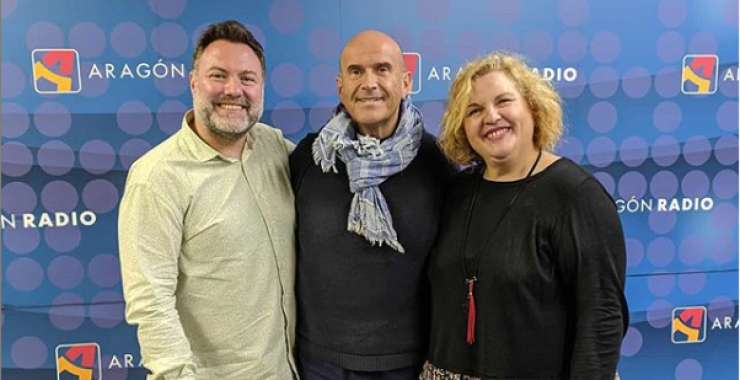 José Luis y Lourdes Urbén con Javi Vázquez en los estudios de Aragón Radio