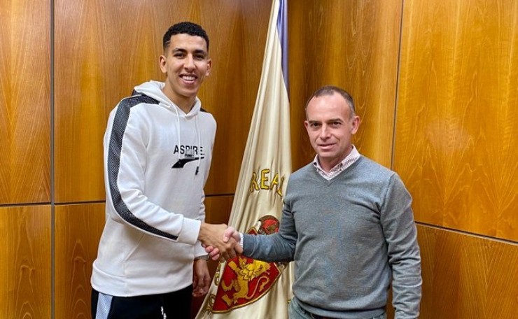 Jawad El Yamiq junto a Cristian Lapetra tras firmar su nuevo contrato.