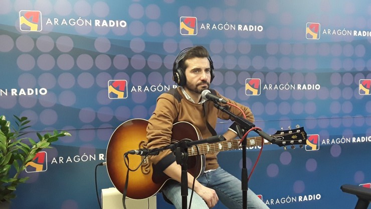 Sr. Isasi, en el estudio principal de Aragón Radio.