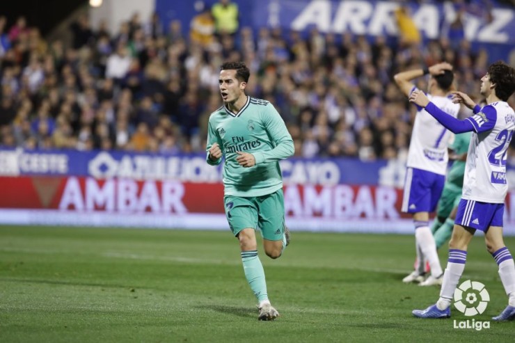 Lucas Vázquez celebra el segundo gol de Madrid ante el lamentó de Delmás y Linares.