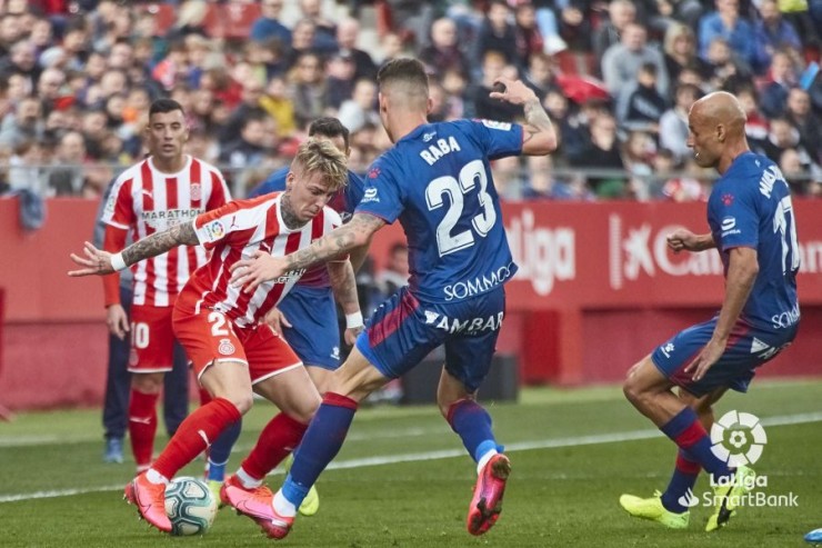 La SD Huesca durante el partido en Girona. Foto: La Liga.