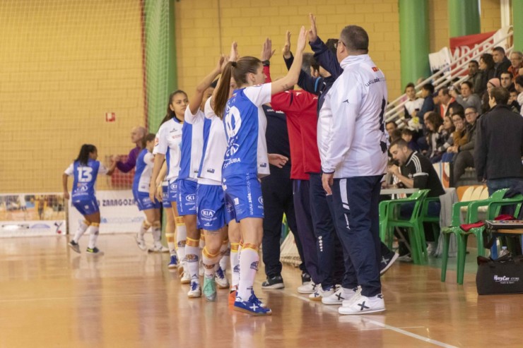 Las jugadoras saludan al cuerpo técnico de Sala Zaragoza. Foto: Rocío Faci.