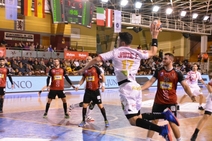 Momento de partido de Bada Huesca. Foto: Ademar de León.