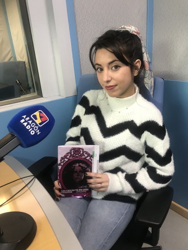 Entrevista a Bárbara Armstrong en Aragón Radio presentando su poemario "Las chicas ya no leen cuentos"