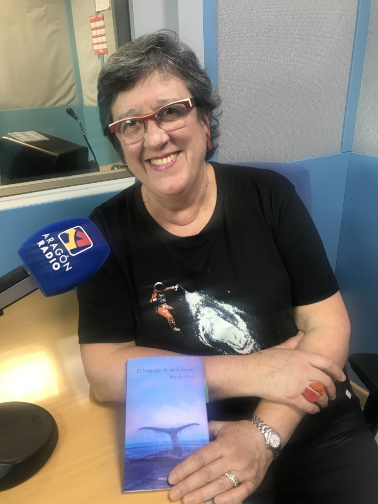 Entrevista a Begoña Abad en Aragón Radio presentando su poemario "El lenguaje de las ballenas"