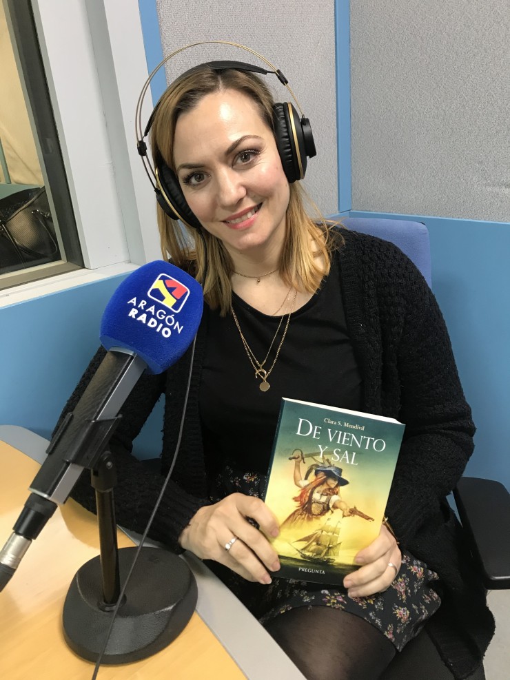 Entrevista a Clara S. Mendivil en Aragón Radio junto a su obra "De viento y sal"